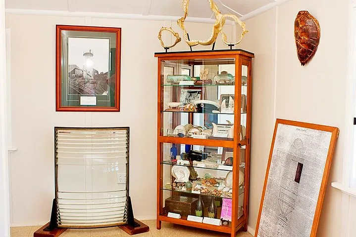 Eine Vitrine mit Meeresartefakten und einer großen Linse in einem Raum